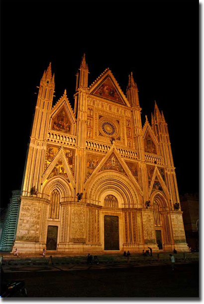 Fassade der Kathedrale von Orvieto in der Nacht