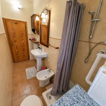 Private bathroom with shower for the two family rooms at B&B Il Terrazzo