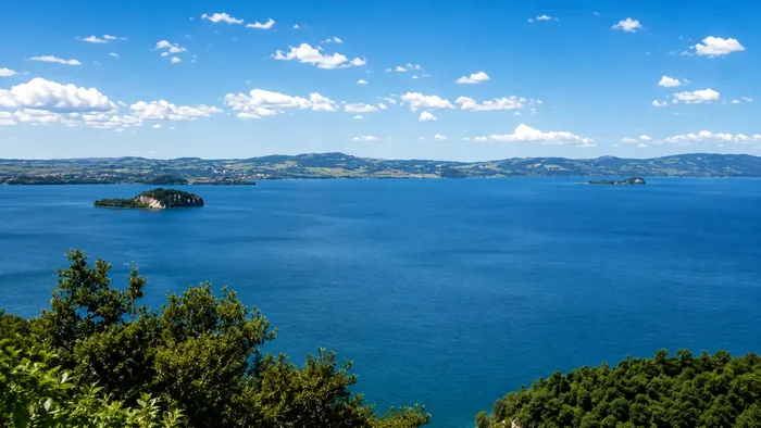 Lago de Bolsena con las islas Bisentina y Martana