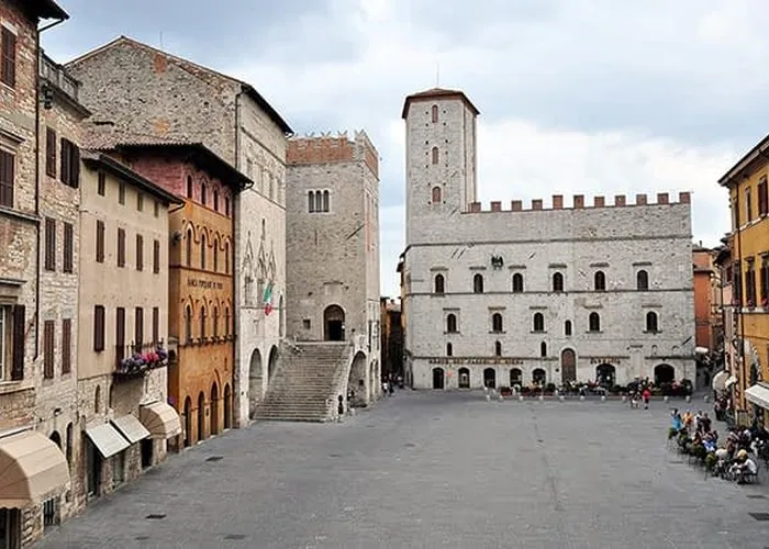 Piazza del Popolo de Todi con sus palacios medievales
