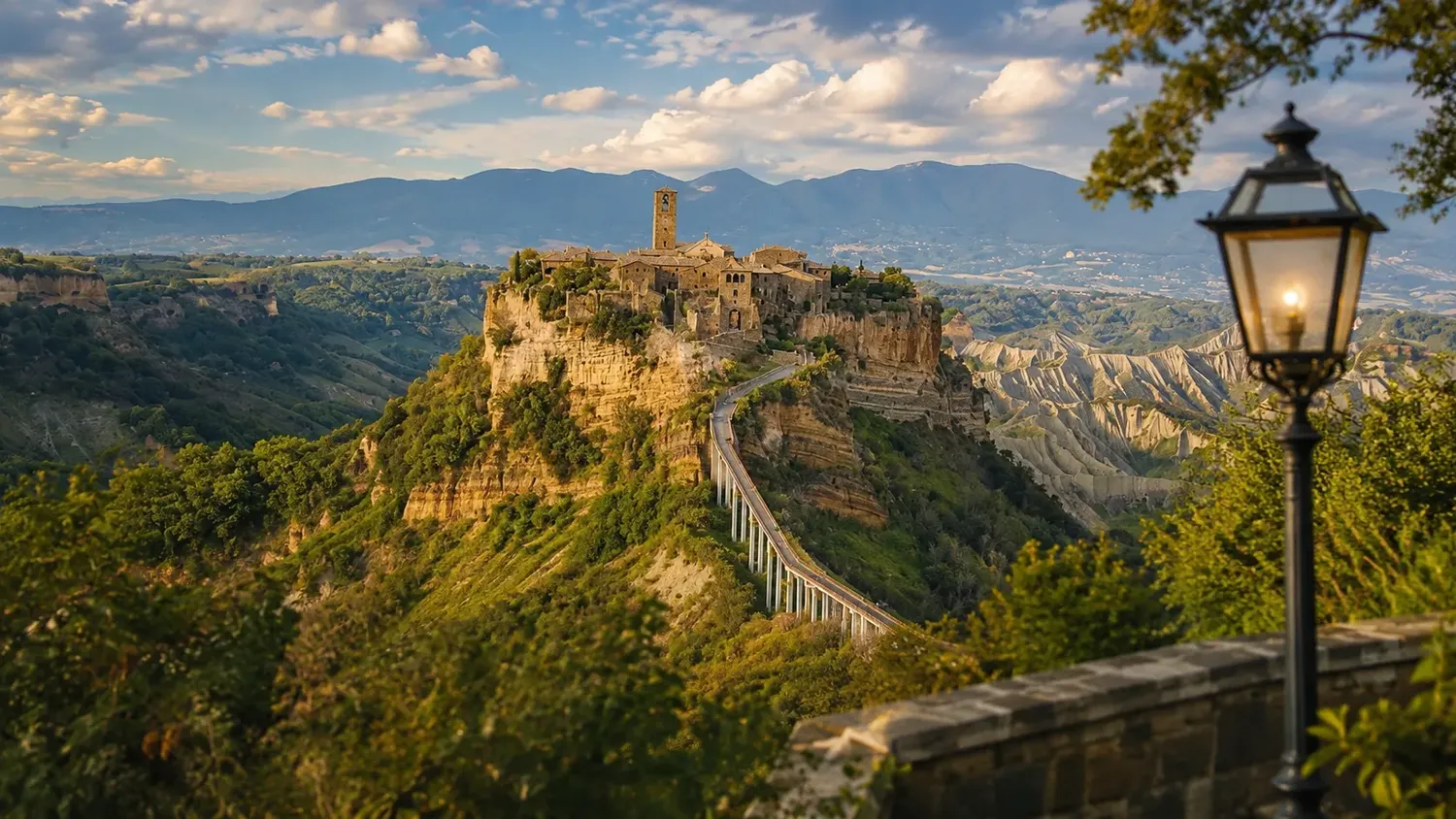 Panorama de Civita di Bagnoregio y del puente entre los barrancos de erosión