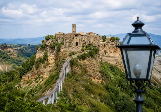 Civita di Bagnoregio entre los barrancos de erosión vista desde el mirador