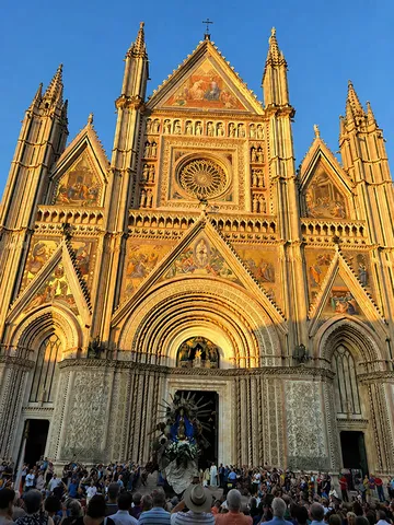 Fachada vertical de la Catedral de Orvieto
