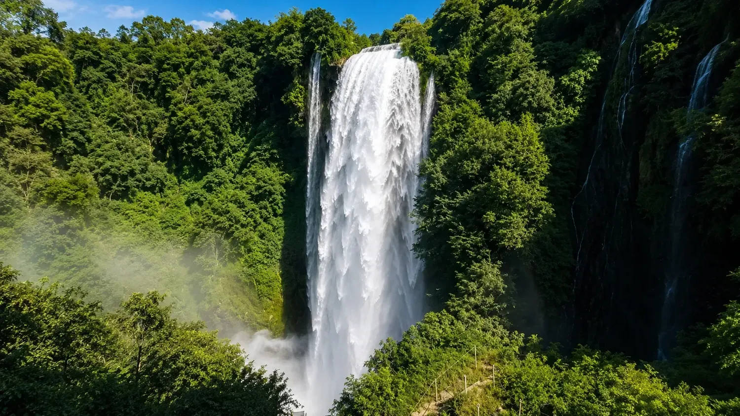 Vista de la Cascada de las Marmore inmersa en el verde
