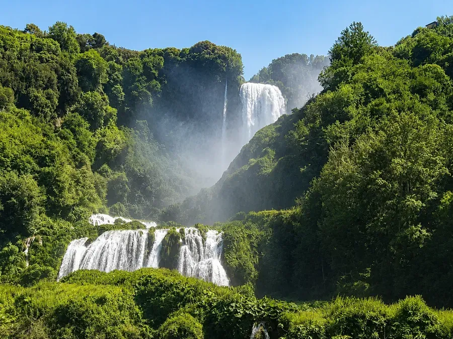 Vista panorámica de la Cascada de las Marmore inmersa en el verde